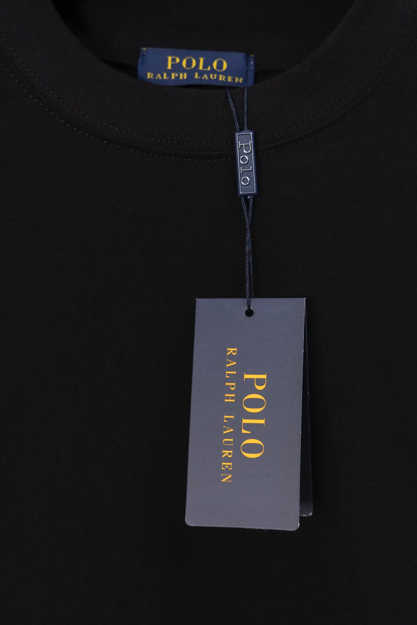 P190 Ralph Lauren solid color pony embroidered logo round neck long-sleeved T-shirt. New model on the market. 25ss. Heavy wash. The front panel is matched with a small logo and the back panel is patch-embroidered. Long-sleeved T-shirt for couples. A high-end simple style that you will never get tired of. Pocket patch embroidery is simple style. Advanced temperament. Perfect details. 💯 Classic logo logo on the upper body is super good-looking. Fabric: 300g. Size: s—xl. Color: black and white.